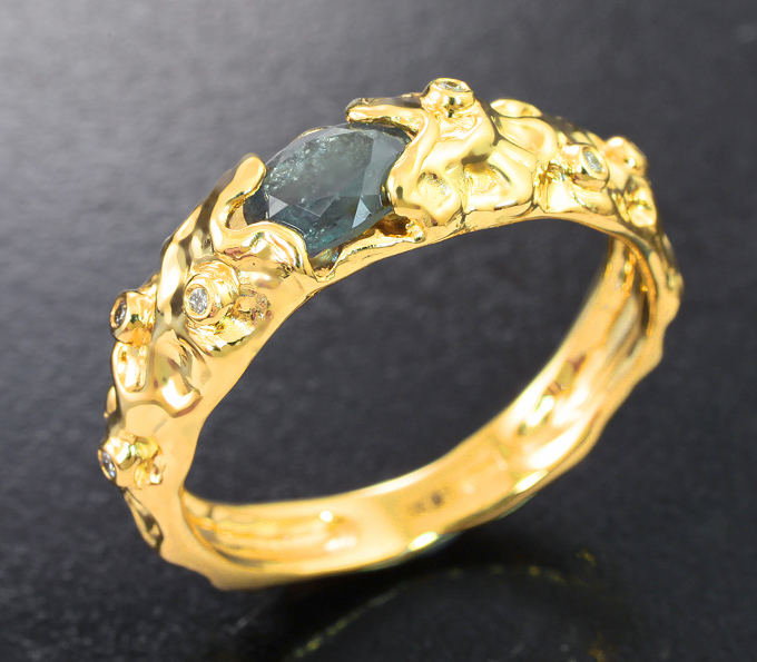 Золотое кольцо с насыщенным уральским александритом 0,57 карата и бриллиантами