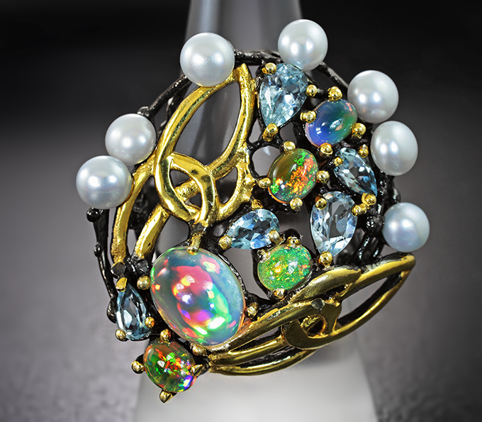 Серебряное кольцо с кристаллическими эфиопскими опалами, жемчугом и голубыми топазами