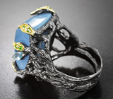 Серебряное кольцо с имитацией синего опала, голубыми топазами и диопсидами