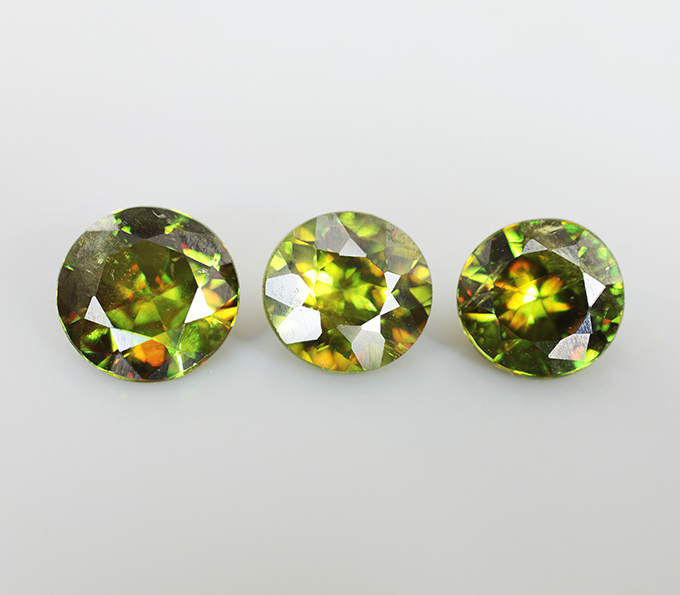 Набор из 3 сфенов 2,59 карата