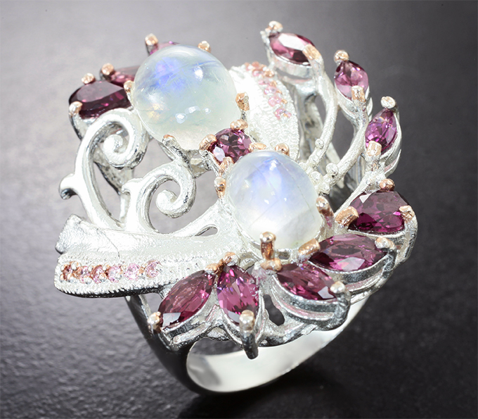 Серебряное кольцо с лунным камнем 3,87 карата и родолитами