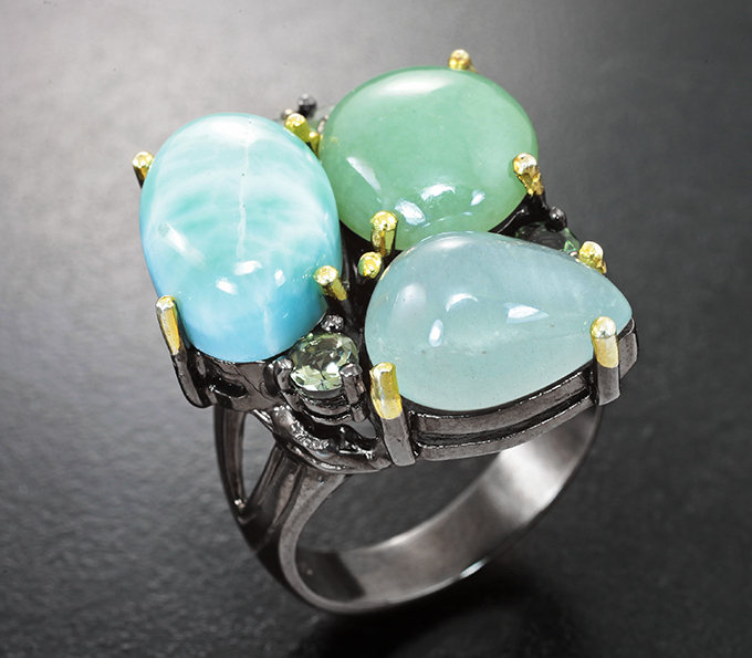 Серебряное кольцо с ларимаром 6,45 карата, халцедоном 5,53 карата, нефритом 5,65 карата и зелеными турмалинами