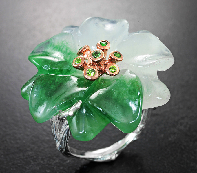 Серебряное кольцо с резным нефритом и диопсидами