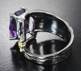 Серебряное кольцо с уругвайским аметистом лазерной огранки 11,94 карата и цаворитом