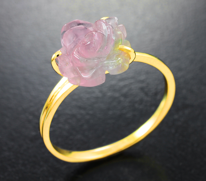 Золотое кольцо с нежно-арбузным резным турмалином 3,49 карата
