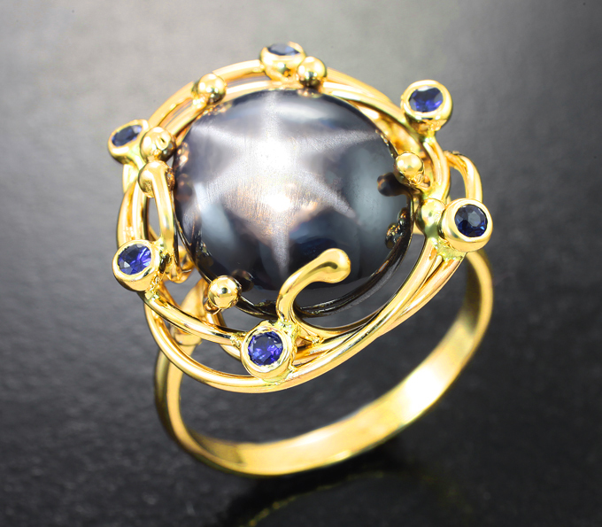 Золотое кольцо cо звездчатым 11 карат и синими сапфирами