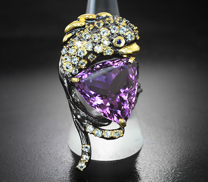 Скульптурное серебряное кольцо с аметистом и голубыми топазами