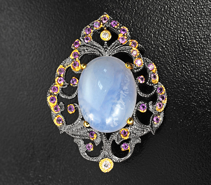 Серебряная брошь с халцедоном 8,71 карата и аметистами