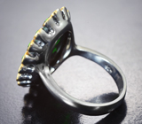 Серебряное кольцо с кристаллическим черным опалом 6,48 карата и цаворитами Серебро 925