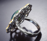 Серебряное кольцо с кристаллическим черным опалом 5,05 карата, сапфирами, цаворитами и родолитами