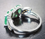 Элегантное серебряное кольцо с яркими изумрудами и желтыми сапфирами бриллиантовой огранки
