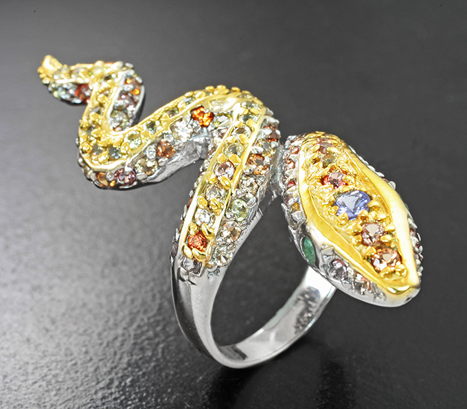 Скульптурное серебряное кольцо «Змейка» с изумрудами, танзанитом и разноцветными сапфирами