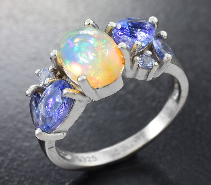 Прелестное серебряное кольцо с кристаллическим эфиопским опалом и танзанитами