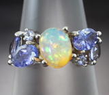 Прелестное серебряное кольцо с кристаллическим эфиопским опалом и танзанитами Серебро 925