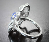 Матированное серебряное кольцо с танзанитами