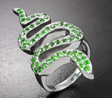 Крупное серебряное кольцо «Змейка» с цаворитами Серебро 925