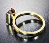 Золотое кольцо с насыщенным рубином высокой дисперсии 1,96 карата и пурпурно-розовыми сапфирами