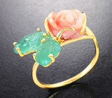 Золотое кольцо с натуральным solid кораллом 3,4 карата и резными уральскими изумрудами
