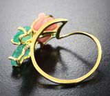 Золотое кольцо с натуральным solid кораллом 3,4 карата и резными уральскими изумрудами