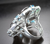 Впечатляющее серебряное кольцо с цветным перламутром, аквамаринами и голубыми топазами