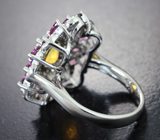 Великолепное серебряное кольцо с ограненным эфиопским опалом и родолитами