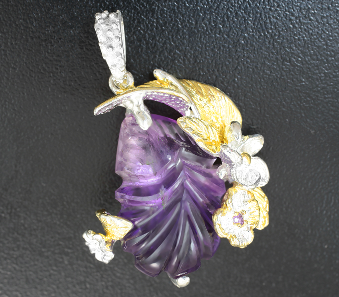 Серебряный кулон с резным и ограненным аметистами