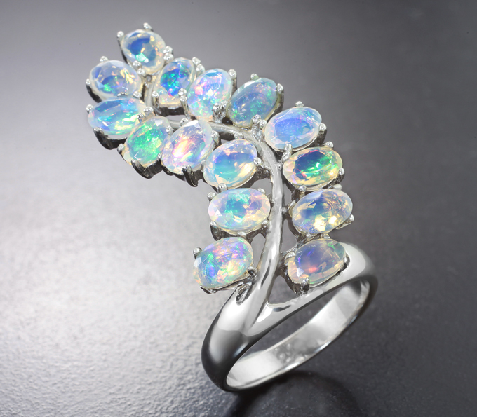 Шикарное крупное серебряное кольцо с ограненными эфиопскими опалами