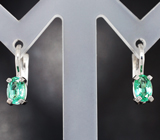 Золотые серьги с «неоновыми» уральскими изумрудами высокой чистоты 1,05 карата Золото