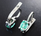 Золотые серьги с «неоновыми» уральскими изумрудами высокой чистоты 1,05 карата Золото