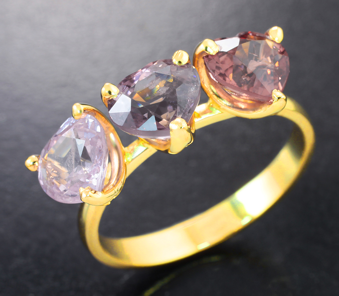 Золотое кольцо с разноцветными шпинелями редкой огранки 3,86 карата