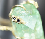 Золотое кольцо с кристаллом крупного яркого неоново-зеленого берилла 47,41 карата и синими сапфирами Золото