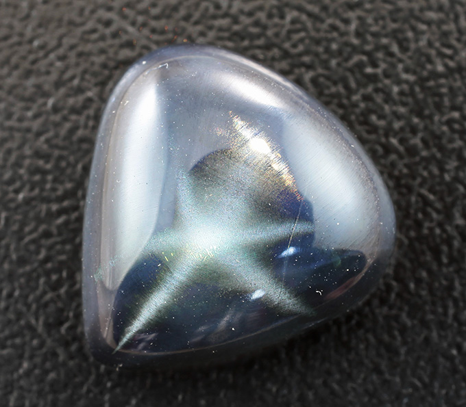 Крупный звездчатый сапфир 11,74 карата