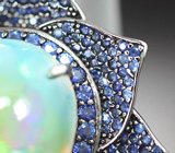 Серебряное кольцо с кристаллическим эфиопским опалом 14,6 карата и синими сапфирами бриллиантовой огранки Серебро 925