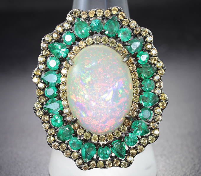 Серебряное кольцо с кристаллическим эфиопским опалом 6,89 карата, изумрудами и желтыми сапфирами бриллиантовой огранки