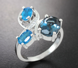 Серебряное кольцо с насыщенно-синим топазом и «неоновыми» апатитами