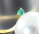 Золотое кольцо с крупной жемчужиной 9,63 карата и «неоновыми» уральскими изумрудами Золото