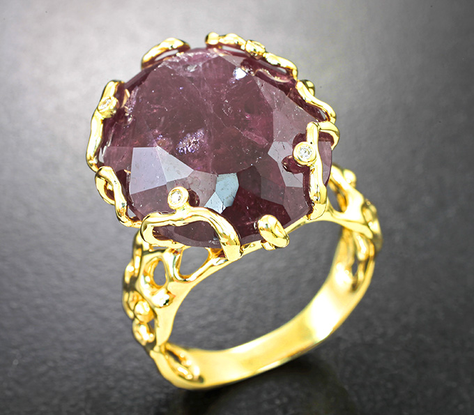 Золотое кольцо с крупным насыщенным рубеллитом 20,6 карата и бриллиантами