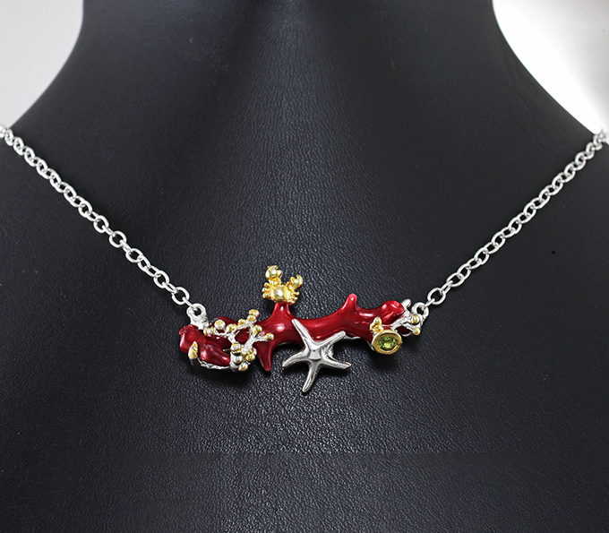 Серебряное колье с кораллом и перидотом