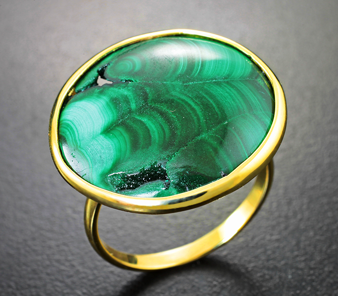 Золотое кольцо с уникальной кабошонированной друзой уральского малахита 12,45 карата