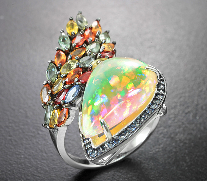 Серебряное кольцо с кристаллическим эфиопским опалом 6,94 карата и разноцветными сапфирами