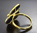 Золотое кольцо с ограненными черными опалами 4,43 карата, сапфирами и цаворитами