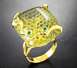 Золотое кольцо с крупным золотисто-лимонным цитрином авторской огранки 37,83 карата и уральскими изумрудами Золото