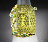 Золотое кольцо с крупным золотисто-лимонным цитрином авторской огранки 37,83 карата и уральскими изумрудами Золото