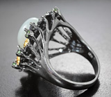 Роскошное черненое серебряное кольцо с лунным камнем, иолитами и цаворитами