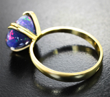 Золотое кольцо с ограненным черным опалом яркой опалесценции 3,2 карата