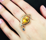 Коктейльное золотое кольцо с гелиодором авторской огранки 4,16 карата, синим сапфиром и бриллиантами Золото