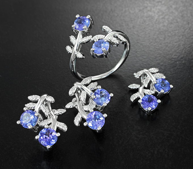Прелестный серебряный комплект с яркими танзанитами