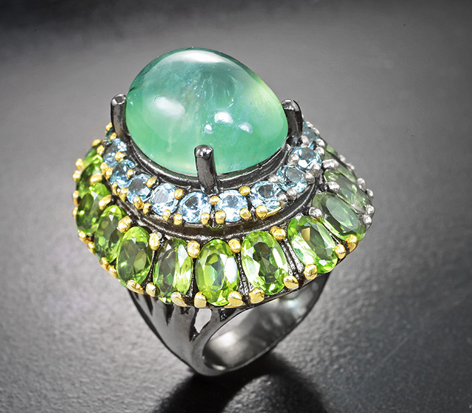 Серебряное кольцо с рутиловым пренитом 11,75 карата, перидотами и голубыми топазами
