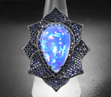 Серебряное кольцо с кристаллическим эфиопским опалом 10,54 карата и синими сапфирами бриллиантовой огранки