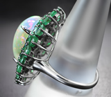Серебряное кольцо с кристаллическим эфиопским опалом 7,61 карата и изумрудами